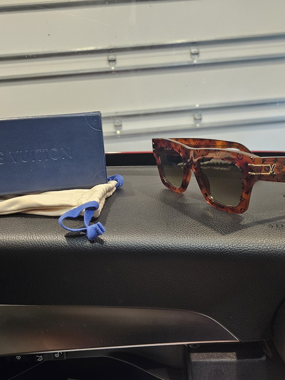 Louis Vuitton Shades With Dust Bag Authentic - Picture 2 of 3